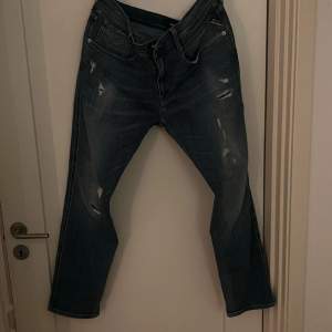 Säljer nu mina snygga replay jeans eftersom dom är för små, dom är knappt ansvända och nypris är runt 1500kr