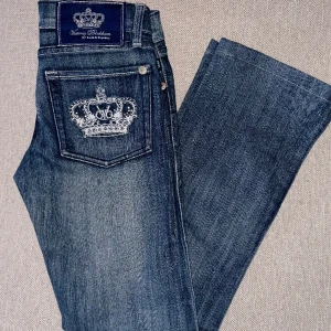 Victoria Beckham lowrise bootcut - Säljer ett par Victoria Beckham jeans, för små för mig i midjan, väldigt bra kvalitet, knappt använda. Pris kan diskuteras ❤️