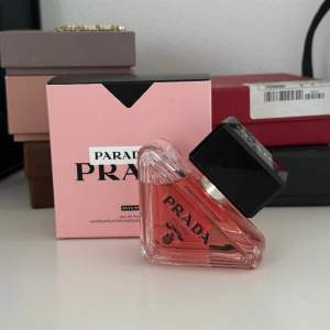 Prada paradoxe intense. Har sprayat max 5 spray men inte min typ av doft tyvärr…