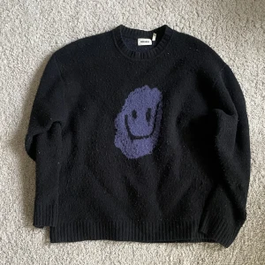 Stickad tröja - Weekday stickad tjocktröja, storlek M (Oversized), använd men bra skick, nopprig men möjligt att få bort. Pris går att diskuteras.