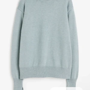 Stickad tröja  - Fin stickad tröja som tyvärr inte kommit till användning 