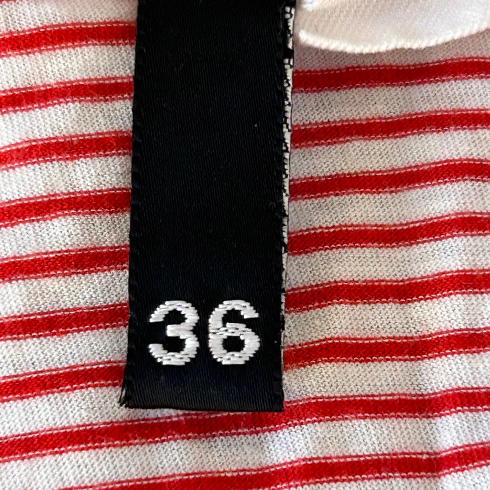 Ett gulligt röd och vit randigt linne från HM med jättefina detaljer! Storlek 36. I bra skick och har inga defekter. ❤️🤍 Skriv om du undrar något!. Toppar.