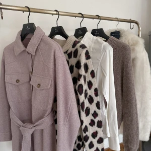 ZARA overshirt med bälte - Syrénlila overshirt med bälte från ZARA. Oanvänd i storlek S. 