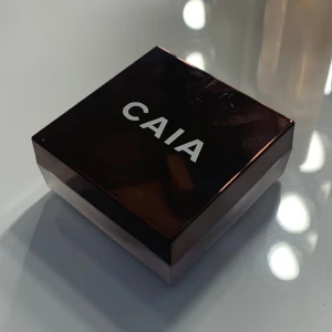 Caia bronzer  - Säljer min Caia bronzer för 150kr❤️.  Detta är deras glow bronzer i loose powder. Den är testad en gång men inte mer än så. Säljer då jag missbedömde färgen när jag köpte den❤️