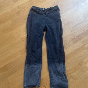 Svarta jeans - svarta jeans med hjärtformade fickor. sitter typ hög/midwaist och är lite gråaktiga där nere. 