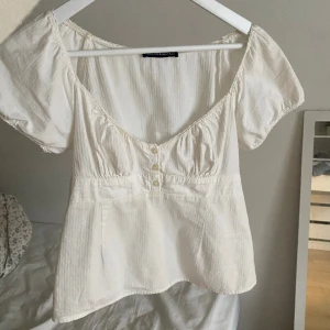 söt blus  - säljer min super söta somriga blus som inte längre kommit till användning. köptes förra sommaren på Brandy melville. Blusen tvättas såklart innan den skickas iväg 💕