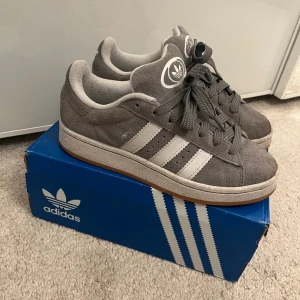 Adidas campus 00 - Säljer mina adidas campus 00 då dom inte kommer till användning längre 💕köptes här på plick för 1200 💞 använda ett fåtal gånger 