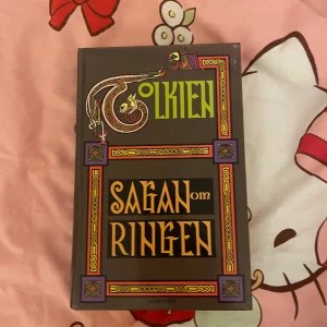 sagan om ringen bok  - svin snygga dock har jag inte mycket plats i min bokhylla! kan erbjuda mängd rabatt för alla böckerna jag lägger upp (just sagan om ringen) små märken här och var