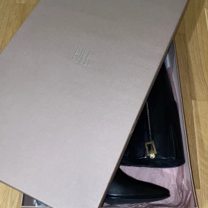 Stövlar med klack - Helt oanvända fina stövlar, som är i äkta skinn. Ordinarie pris 3000. 