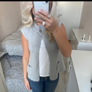 Grå/silvrig stickad kofta väst - Säljer denna gråa/silvriga stickad kofta/väst. Har du någon fråga är det bara att höra av dig🫶🏻
