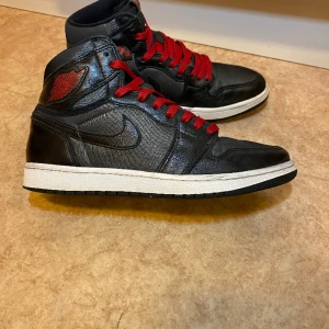 Air jordan 1 - Storlek:42  Använt i ett halvår. Nypris 1700kr  Kommer svarta snören med.  Skriv om förslag på pris