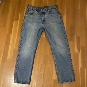 Ljus blå levis 501 jeans, säljer pgå att det inte är min stil längre. Skriv om ni har några frågor 