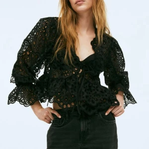 Blus - Säljer denna supersnygga blusen från hm som tyvärr inte kommer till användning, endast använd en gång! Lånade bilder!