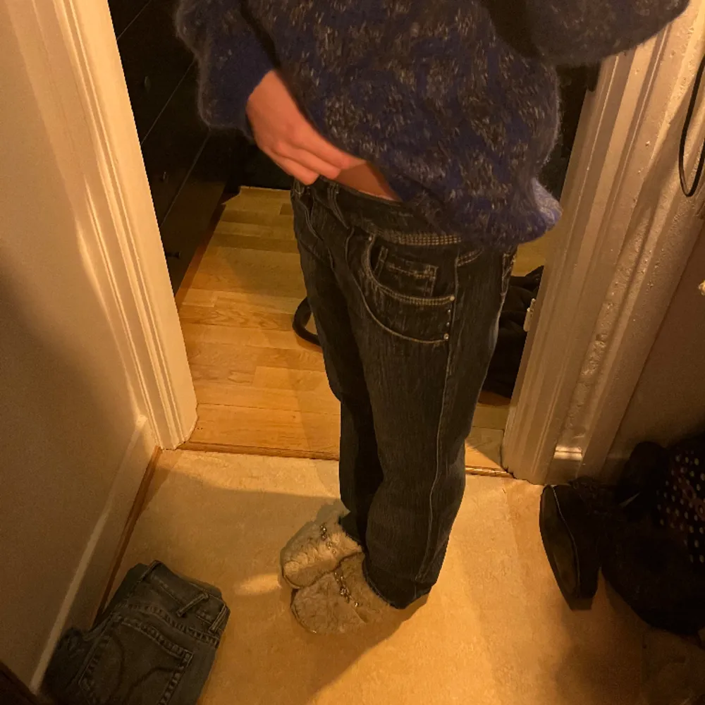 Lite mörkare lågmidjade raka/bootcut jeans helt oanvända! . Jeans & Byxor.