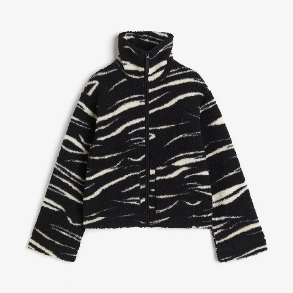 Säljer denna jätte snygga zebra jackan/fleece från hm som är helt slutsåld❣️den är oanvänd med lapp kvar. Jackor.