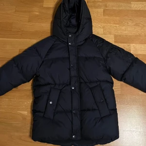 Zara jacka  - Zara jacka i jättebra skick, passar mig som är 160cm men storlek än 140. 