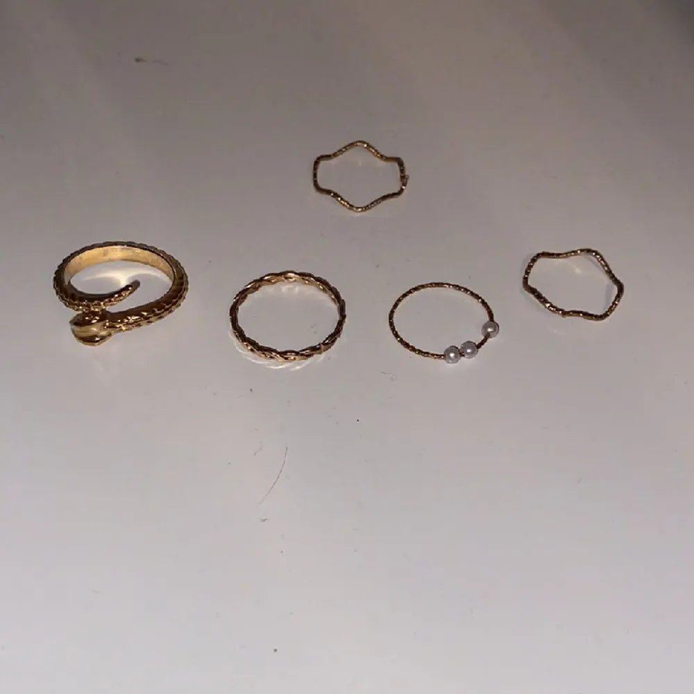 Guld ringar från shein och h&m. Alla är i storlek S (ish). Alla för 15kr , och en ring för 2kr. Frakten är mellan 15-30kr.. Accessoarer.