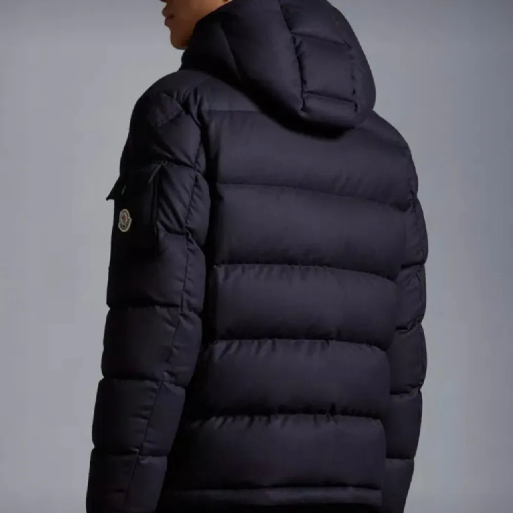 Marinblå moncler jacka, modellen montgenevre short down jacket. Bilderna är tagna från hemsidan. Använd ca 3 gånger, säljer pga att den inte används. Hör av er om ni vill ha bilder på jackan.. Jackor.