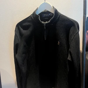 Polo Ralph lauren half zip - Half zip tröja från polo Ralph lauren. Mycket bra skick. Storlek M. 