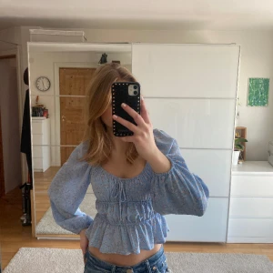 Blommig blus  - Jätte fin blus, knappt använd, cirka 2 gånger bara. I super bra skick. 