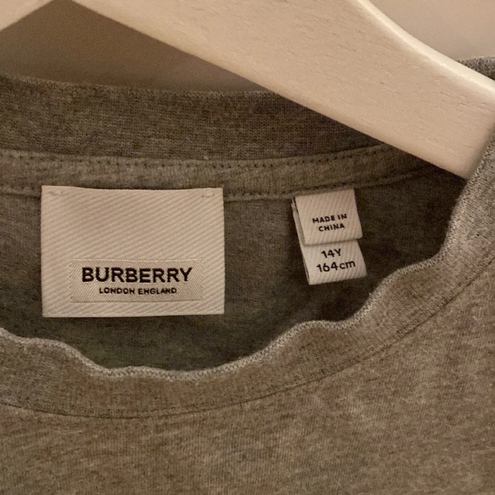 Burberry, äkta. T-shirt. Storlek 14 år 164cm. Fint skick. . T-shirts.