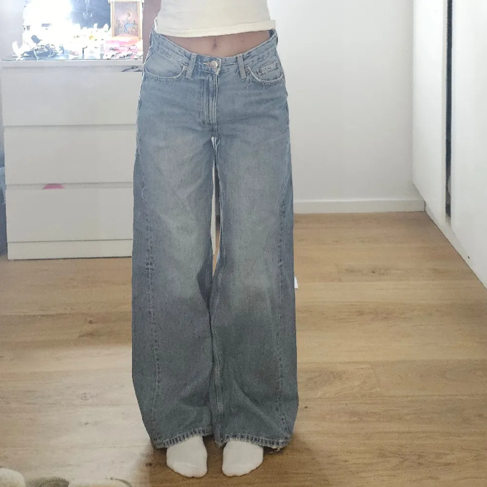 Säljer dessa byxor ifrån zara, wide shifted pants pga att de är för stora.. Jeans & Byxor.
