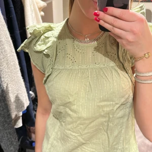 Blus med volanger - Säljer min superfina ljusgröna blus med volang ärmar från Esprit. Knappt använd, det är en storlek xl men jag som är en medium tycker att den sitter som en smäck!! Ord pris 279kr säljer för 120💥💥