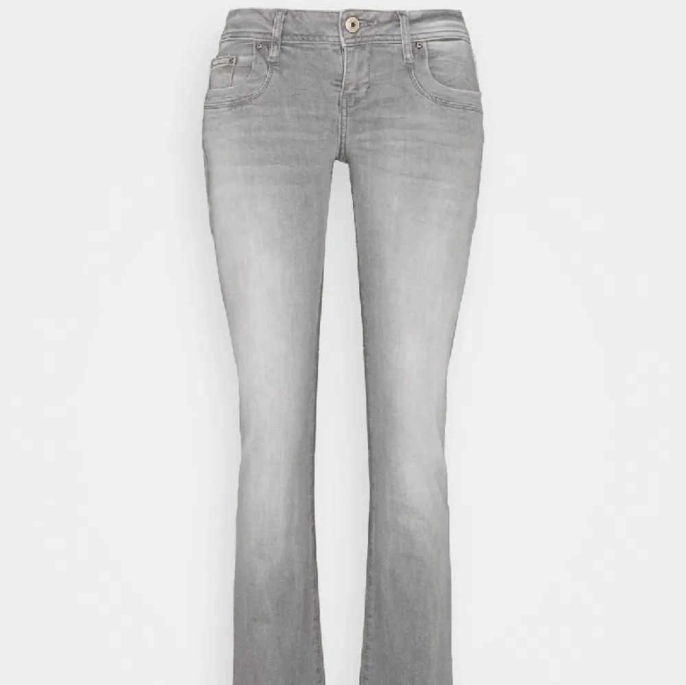 Säljer min skitsnygga grå ltb jeans! Passar mig som brukar ha stl 36 och är 165!❣️. Jeans & Byxor.