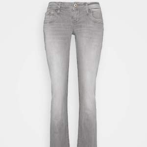 Säljer min skitsnygga grå ltb jeans! Passar mig som brukar ha stl 36 och är 165!❣️