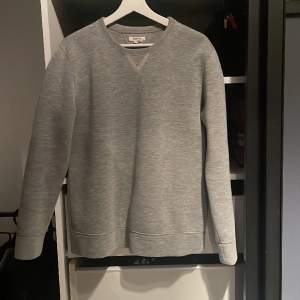 Grå Helmut Lang Sweatshirt. Storlek S. Plagget är använt fint skick. Ny pris 1850. Mitt pris 450.