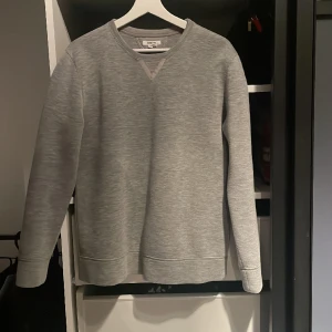 Helmut Lang Sweatshirt - Grå Helmut Lang Sweatshirt. Storlek S. Plagget är använt fint skick. Ny pris 1850. Mitt pris 450.