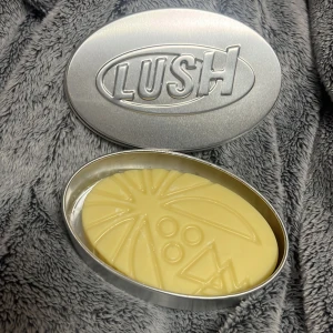 Massagekaka LUSH Coconut drench - Köpte den idag men doften passade inte alls mig tyckte den luktade väldigt starkt så där av säljs den. Har testat på handleden så den är ny och fräsch 🥰 allt köptes för 200kr säljs för 149kr