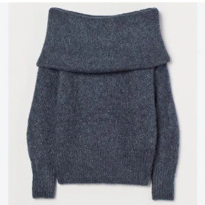 Stickad off-shoulder tröja - Säljer nu min super mina slutsålda off-shoulder tröja från hm❤️galet fin men används inte tyvärr🌟passar xs/s