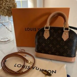 Louis vuitton alma BB - Mycket bra skick! Levereras med Mofa, dammpåse, avtagbar axelrem, kåpa, lås och nycklar, check, kopia av kvitto. Ny pris typ 17000 kronor. 