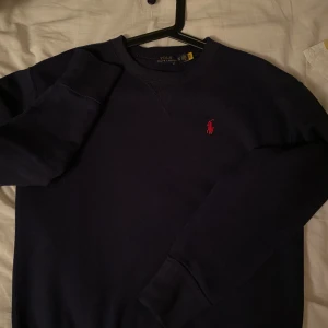 Ralph lauren tröja - Riktigt fint skick 9/10🥇Äkta såklart och går att skanna i nacken, köpt för 1900kr ish🤛