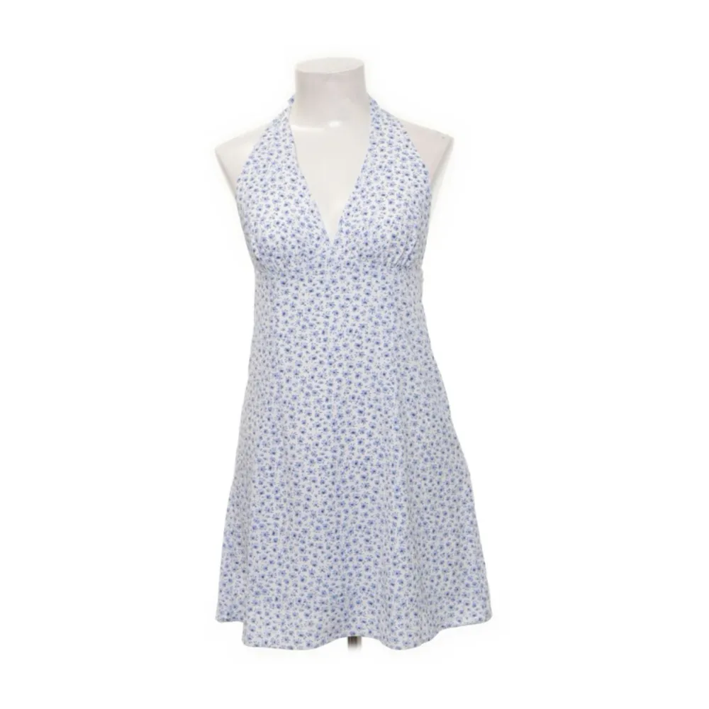 Säljer en jättesöt blå blommig klänning som är perfekt till midsommar eller skolavslutning, säljer då den är lite för stor för mig❤️. Klänningar.