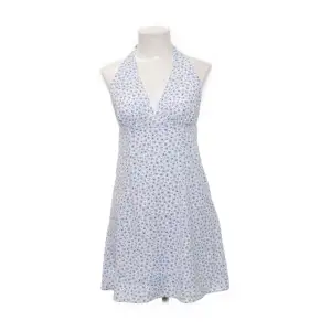 Säljer en jättesöt blå blommig klänning som är perfekt till midsommar eller skolavslutning, säljer då den är lite för stor för mig❤️