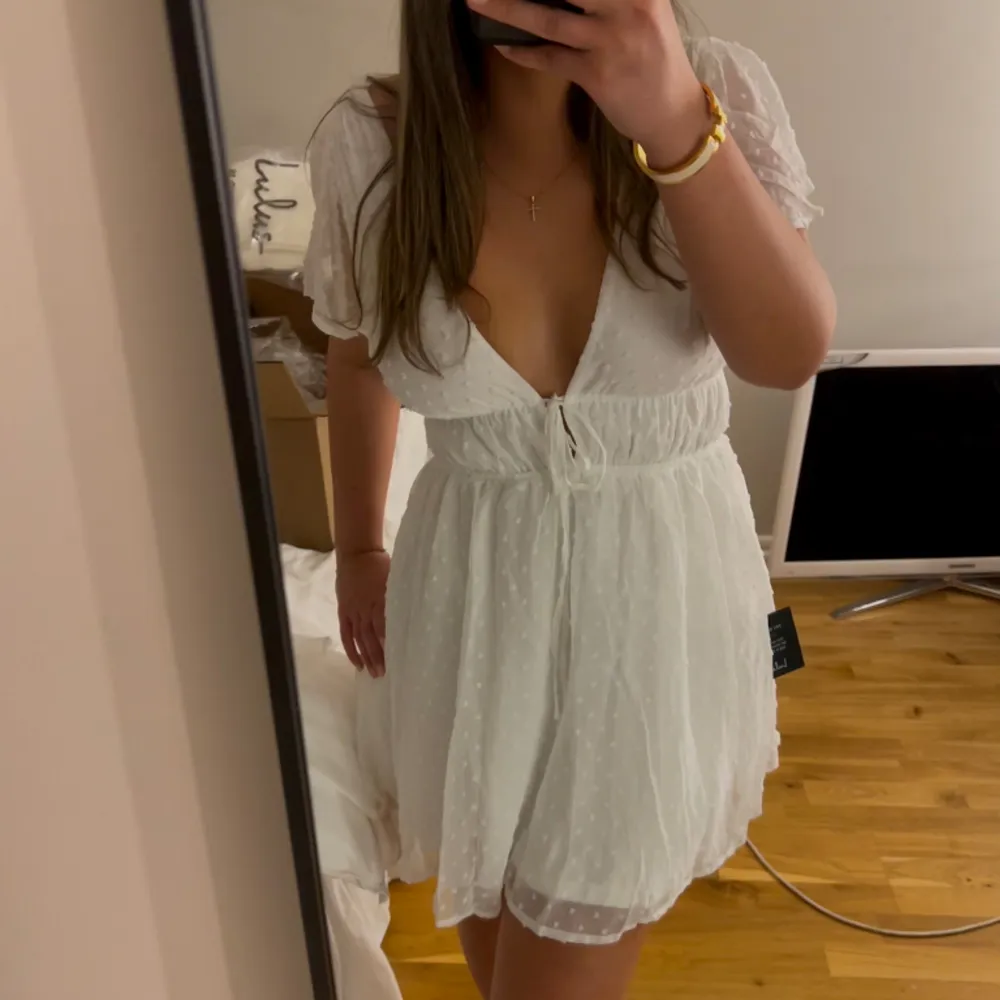 💓intressekoll osäker om jag vill behålla💓Fin vit klänning, perfekt till sommar o student! Köpte på Lulus hemsida men ska lämna tillbaka, det är dyr frakt från hemsidan därför kollar jag om någon är intresserad🤍. Klänningar.