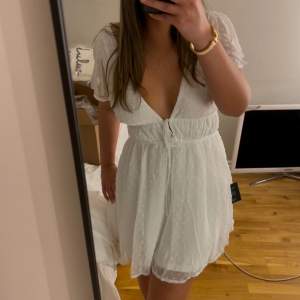 💓intressekoll osäker om jag vill behålla💓Fin vit klänning, perfekt till sommar o student! Köpte på Lulus hemsida men ska lämna tillbaka, det är dyr frakt från hemsidan därför kollar jag om någon är intresserad🤍
