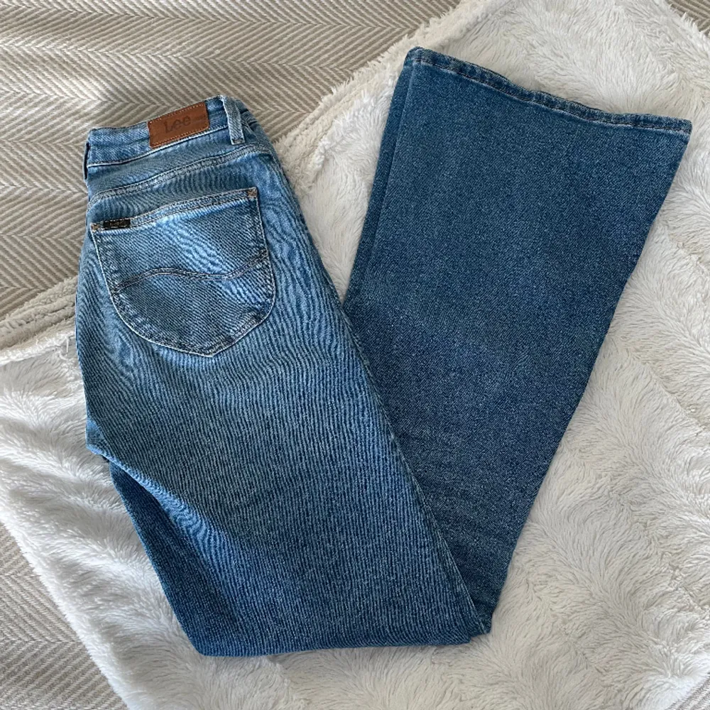 Blåa boot cut jeans från Lee. Mellanhög midja. Ljusare blå färg. Så fina till våren! Stl W26 L31. Jättebra skick!💙💙. Jeans & Byxor.