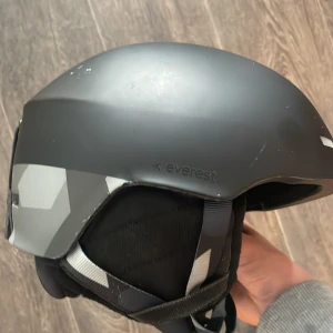 Everest skidhjälm - Hej, jag säljer min skidhjälm då jag har vuxit ur den, storlek XS. Gott skick med några repor på utsidan. Kom gärna med prisförslag!