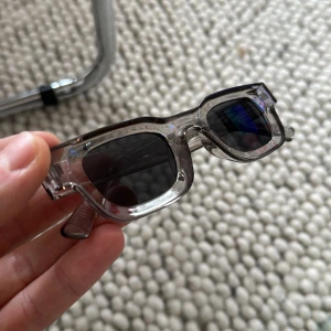 Nya solglasögon  - Helt nya, men behövs ej av mig. Liknar Chimi 04/05 men är snyggare än dom imo. Transparent färg.