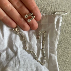 Snö of sweden - Gulligt set med örhängen och armband från Snö. Ska vara silverplätterade enl. deras hemsida. Nypris för båda 750kr. 