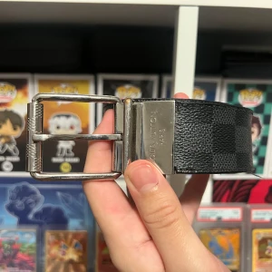 Louis Vuitton Damier Graphite Belt - Använt skick utan skador, endast bälte hänger med vid köp. Storlek - 95cm