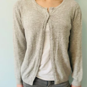 Kofta  - Säljer den här jätte fina koftan från Rosemunde, köpt för 1500kr. Den är nästena helt oanvänd❣️💋