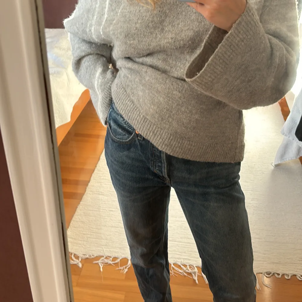 Mörkblåa jeans från Weekday. W28 L30. Jag är 161 cm. Dom är raka i modellen och är midwaist. Säljer för dom är för stora för mig.. Jeans & Byxor.