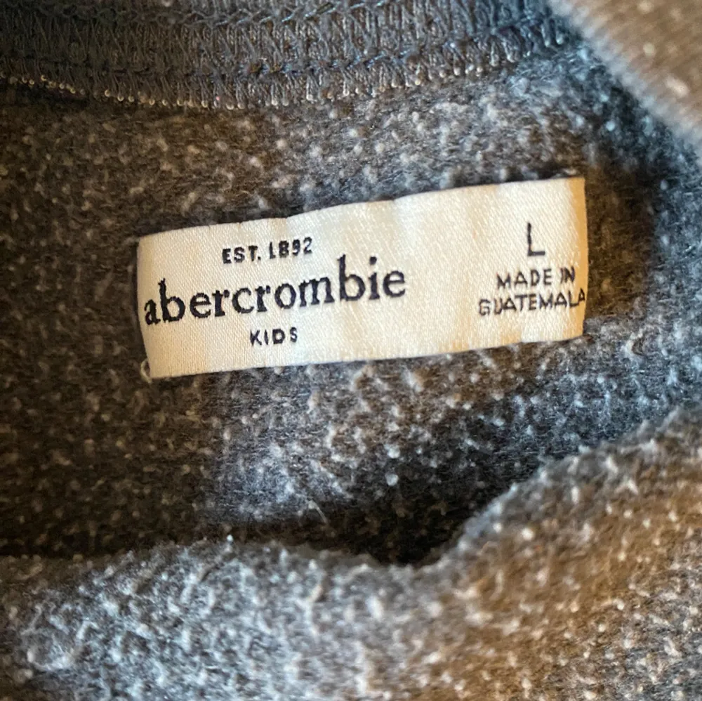 Jätte fin abercrombie tröja med namnet på framsidan. Hyfsat bra skick och använd några gånger, kontakta vid intresse och funderingar! . Tröjor & Koftor.