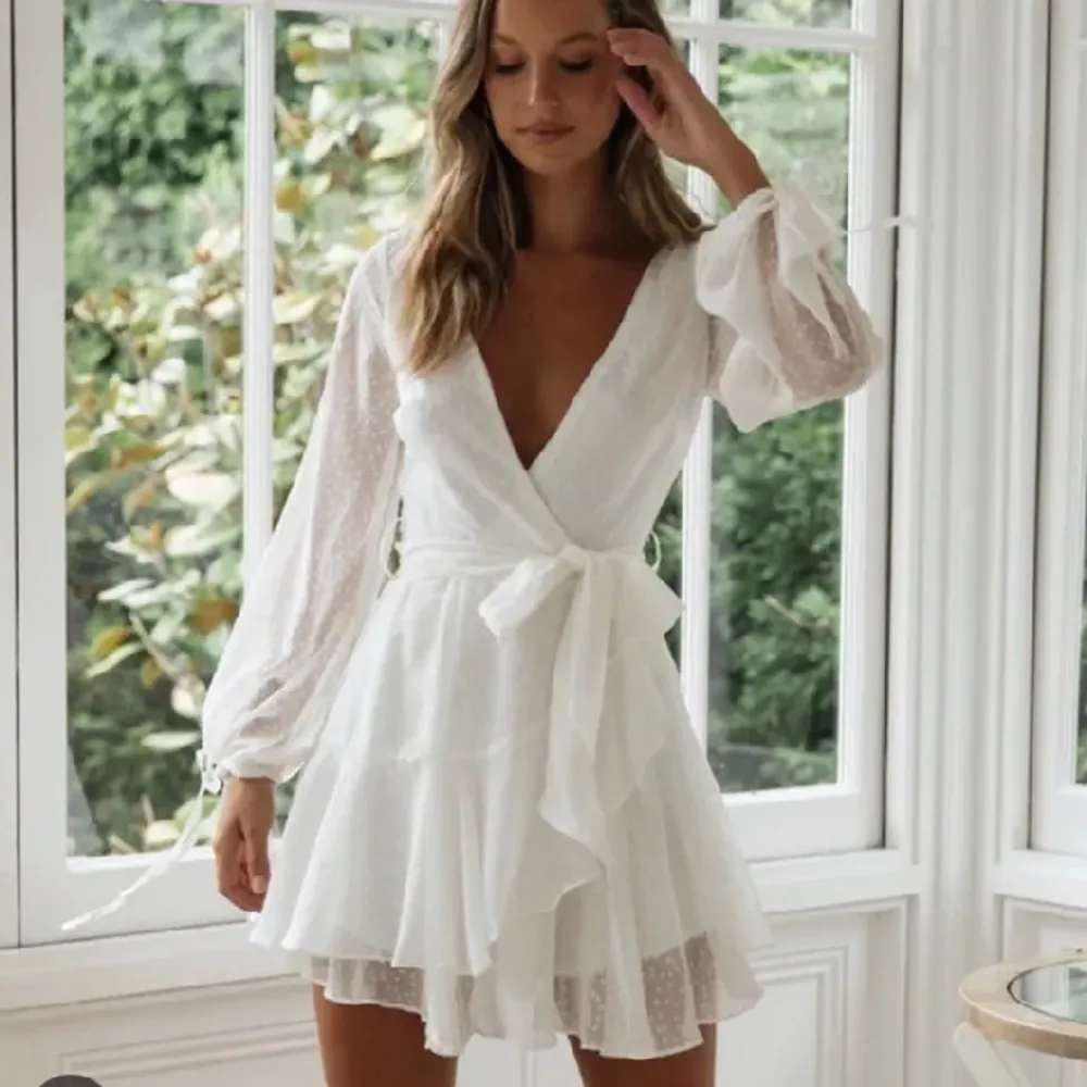 Säljer denna fina vita klänningen, använde den på min avslutning förra året och har bara hängt sen dess och kommer ej komma till någon mer användning💕 Bara använd en gång! Så i super skick! . Klänningar.