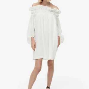 Off the shoulder klänning  - Vit klänning från hm. Oanvänd med prislappar kvar 