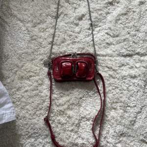 Jättesnygg röd nunoo väska, använd fåtal gånger. ❣️ 